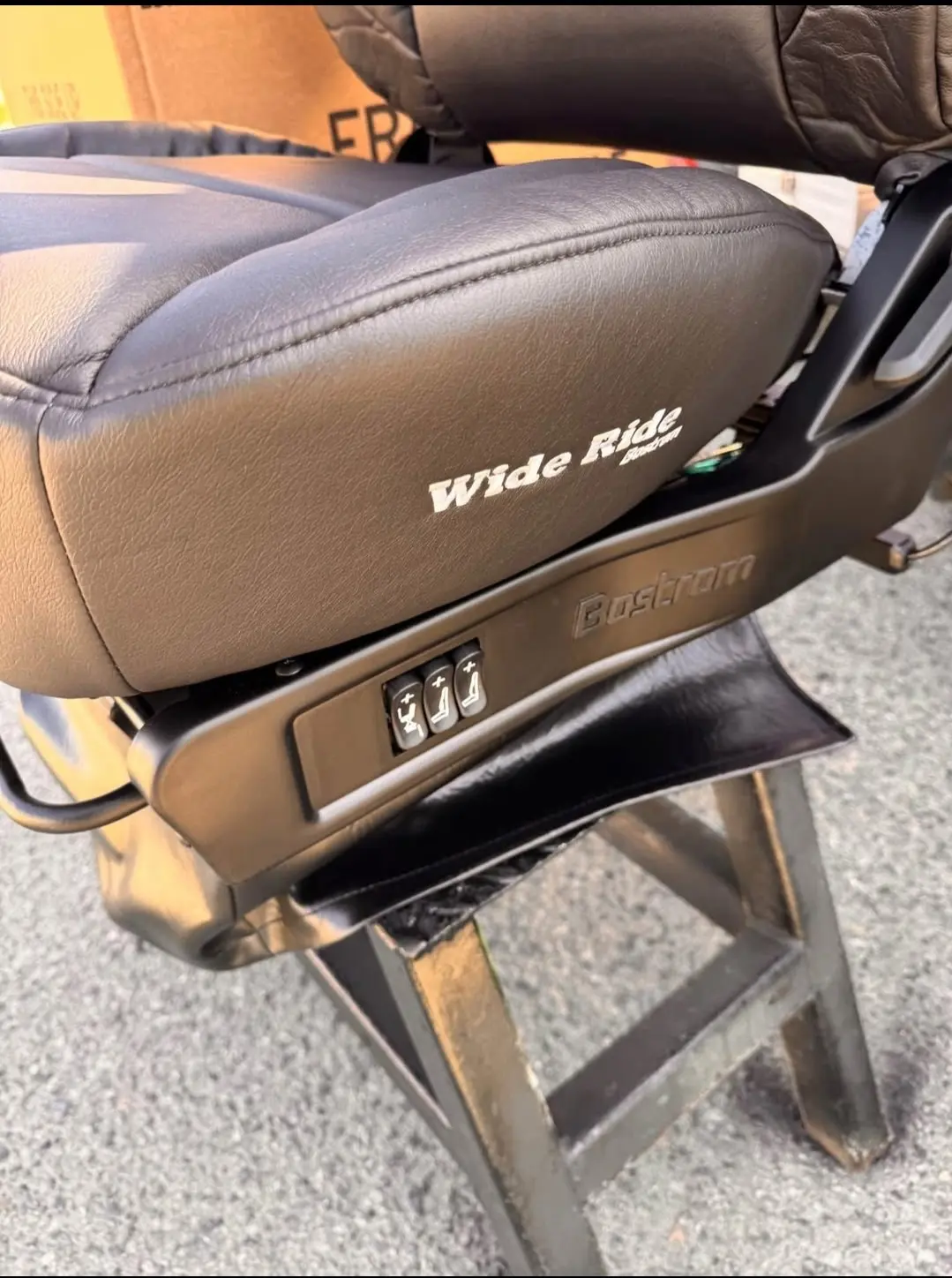 Bostrom Seat Low base wide ride